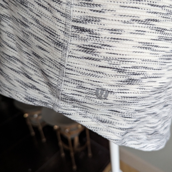Lululemon 2/4 Women's Small Tank Top Heathered Light Gray Slit Back Racerback 68 - Picture 5 of 9